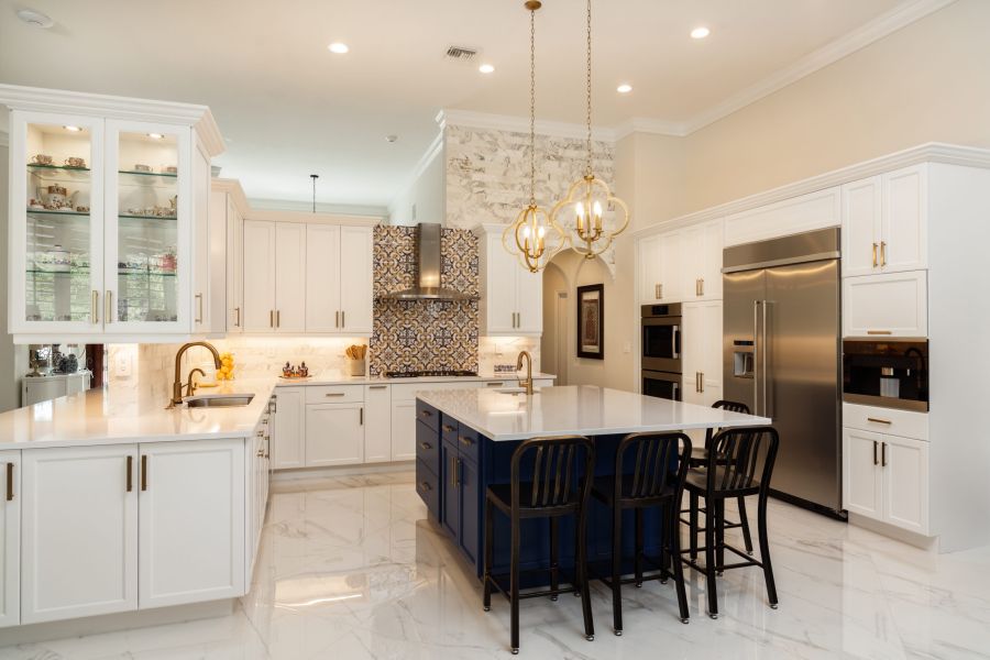 Beautiful luxury home kitchen with white cabinets. - White Kitchen Design - llars.net | Agents Immobiliaris