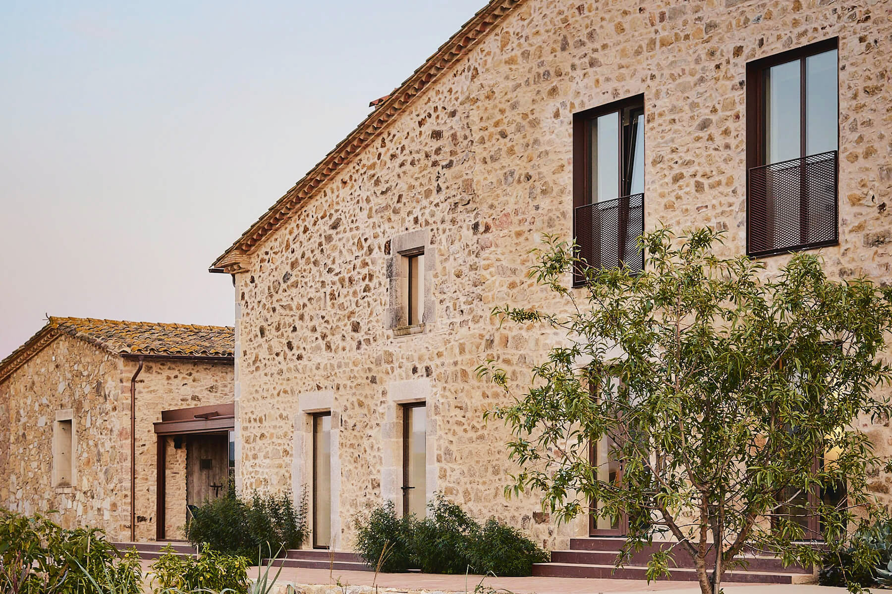 Beautiful luxury home kitchen with white cabinets. - White Kitchen Design - llars.net | Agents Immobiliaris